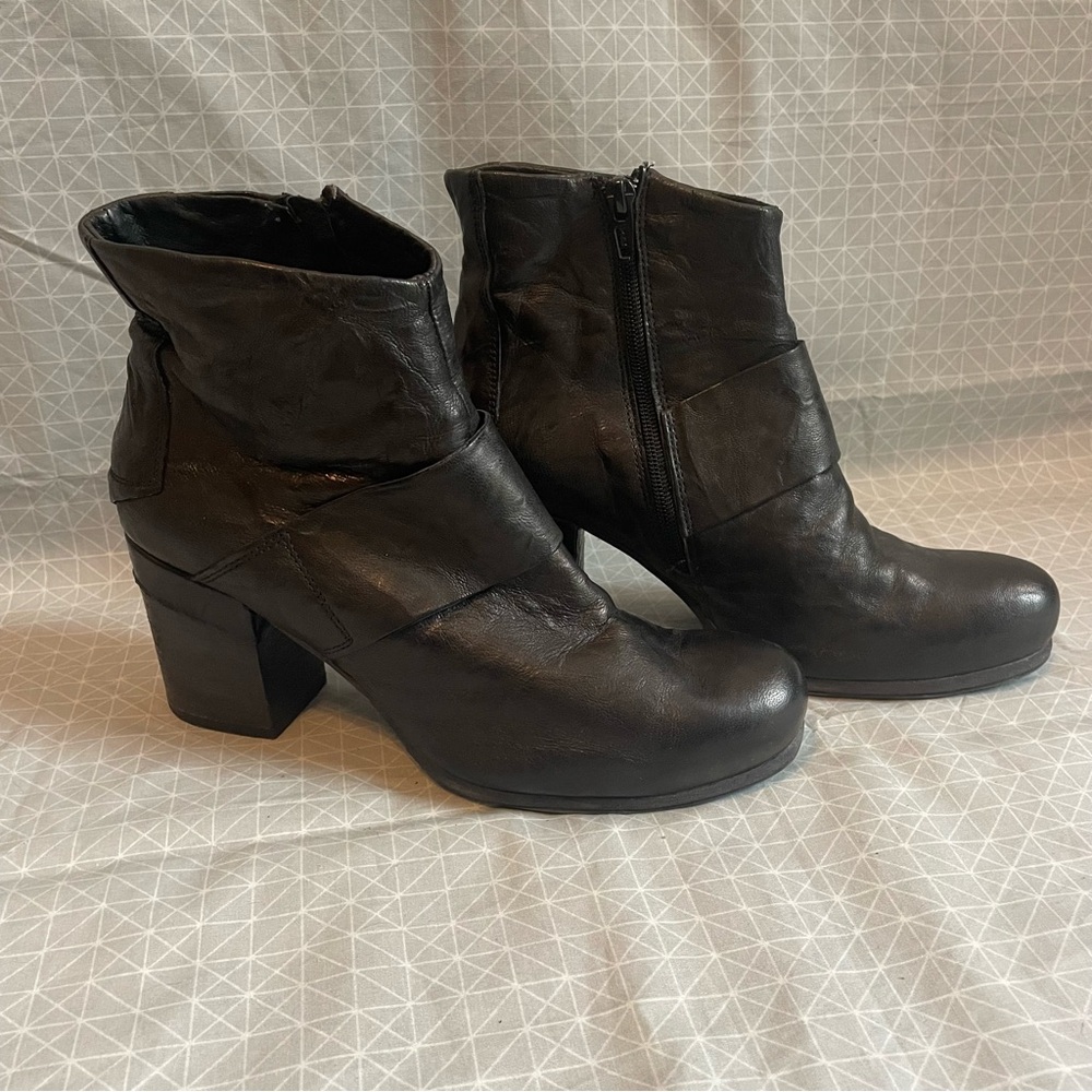 Khrio Distressed Black Leather Ankle Boots 37
